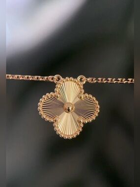 Rose Gold Floral Clover Pendant Necklace Brand New